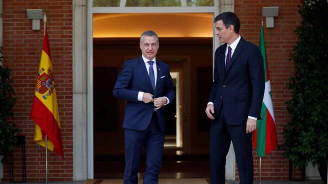 El presidente del Gobierno, Pedro Sánchez, recibe al lehendakari, Íñigo Urkullu.