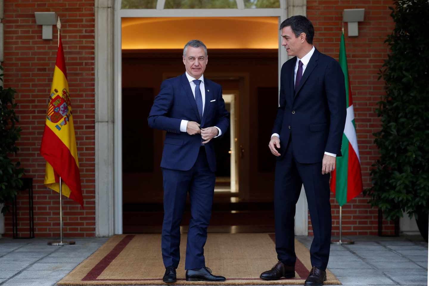 El presidente del Gobierno, Pedro Sánchez, recibe al lehendakari, Íñigo Urkullu.