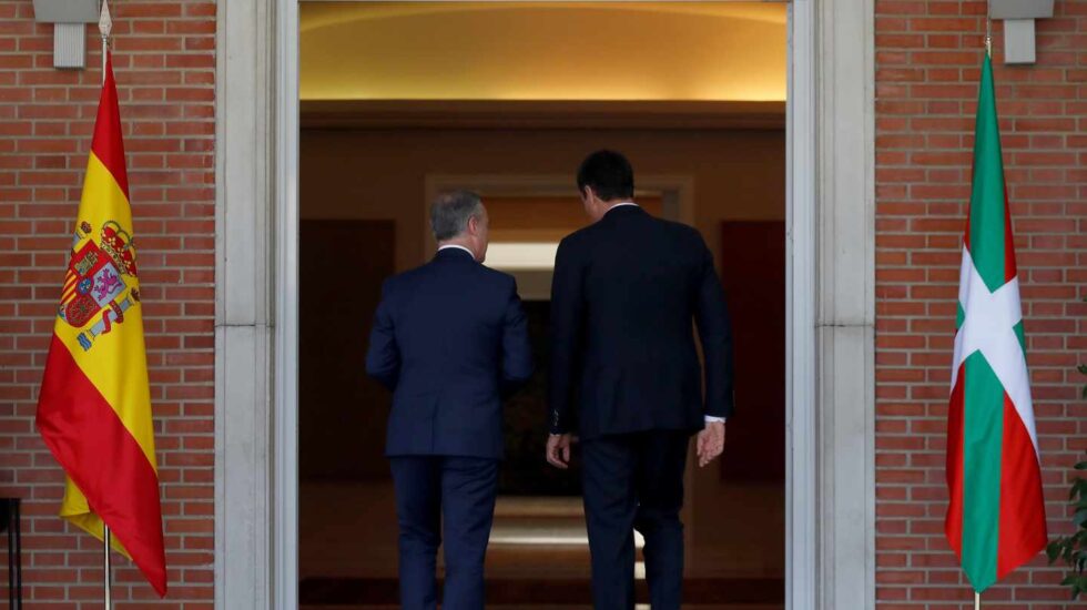 El presidente del Gobierno, Pedro Sánchez, recibe al lehendakari, Íñigo Urkullu.