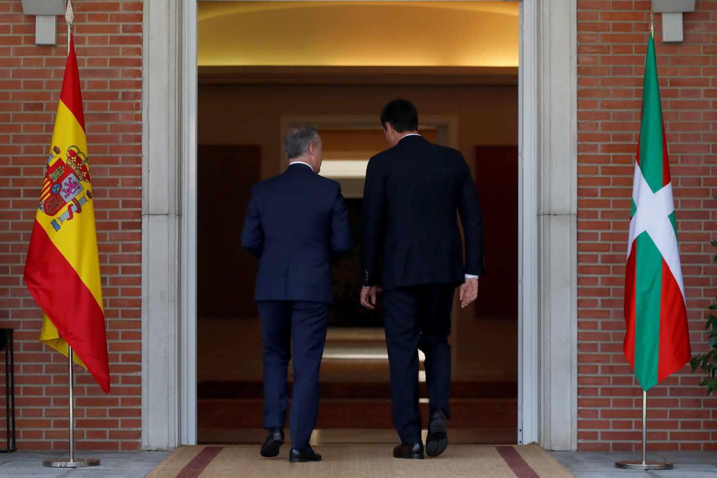 El presidente del Gobierno, Pedro Sánchez, recibe al lehendakari, Íñigo Urkullu.