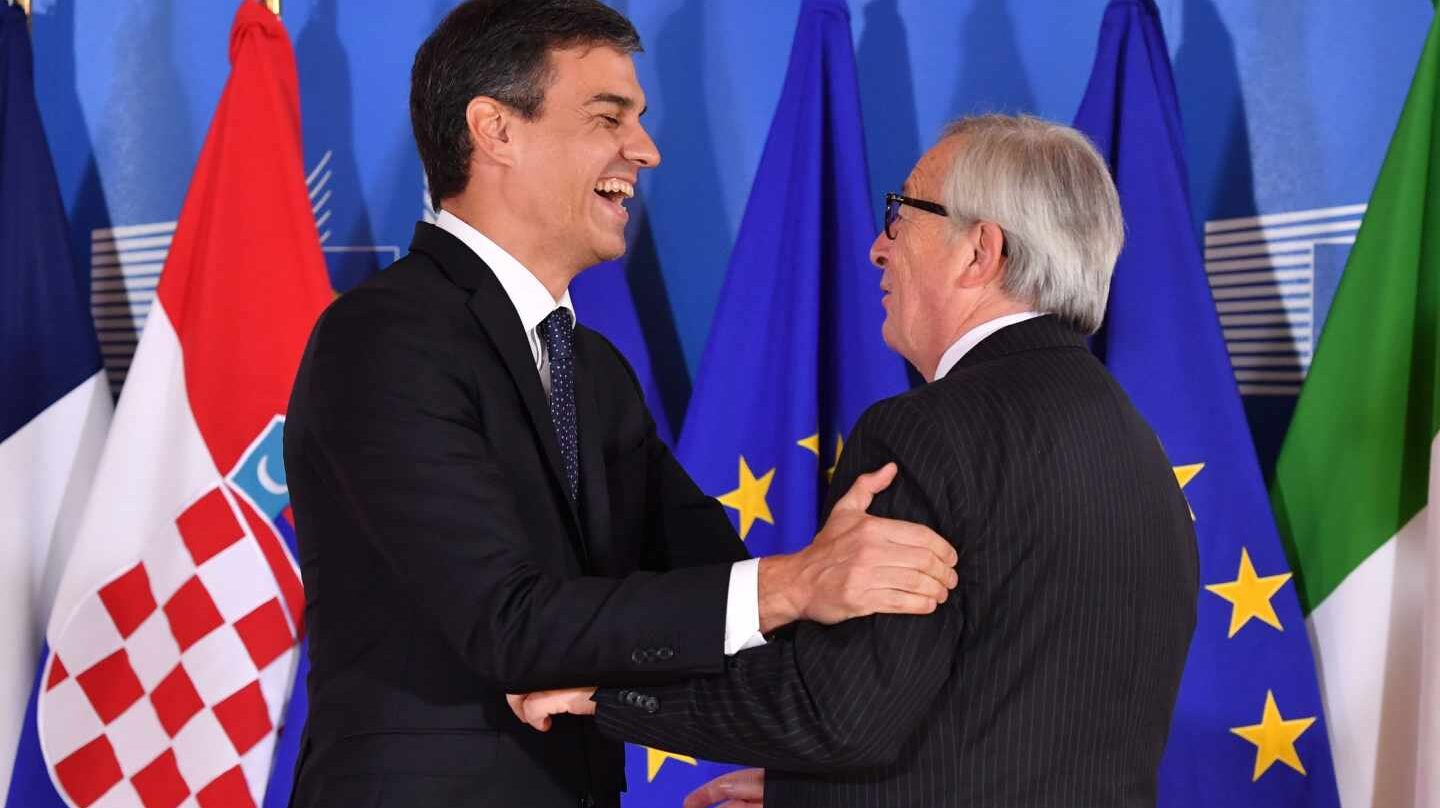 Pedro Sánchez y Jean Claude Juncker, durante la cumbre europea sobre migración celebrada el 24 de junio.