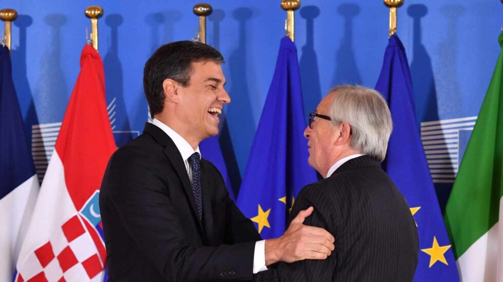 Pedro Sánchez y Jean Claude Juncker, durante la cumbre europea sobre migración celebrada el 24 de junio.