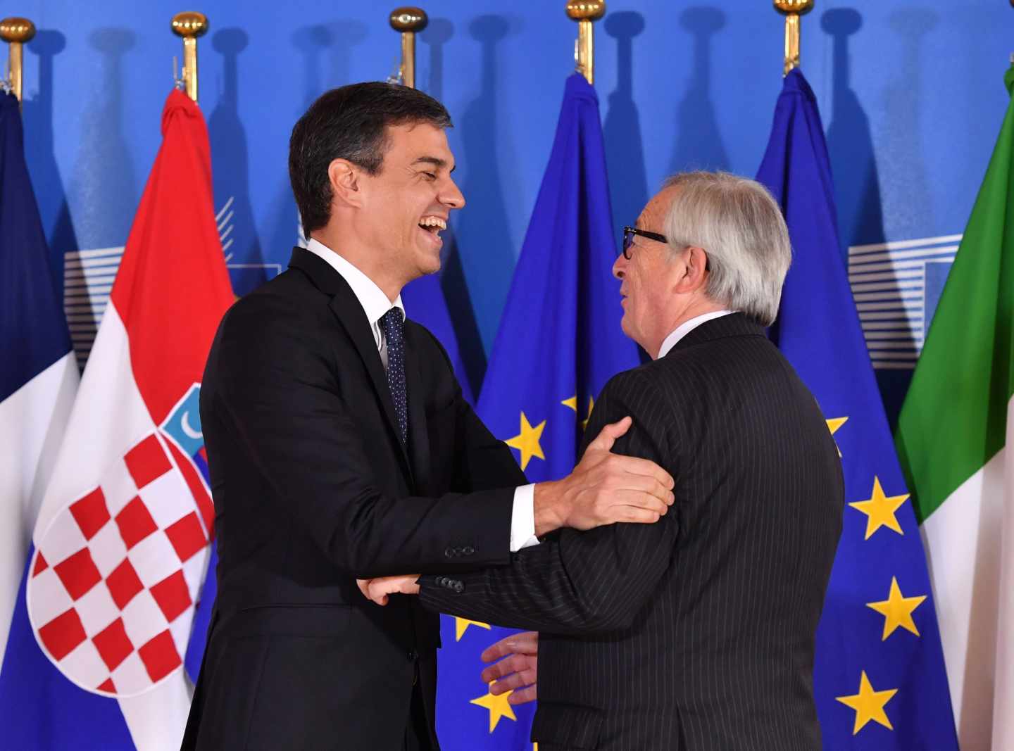 Pedro Sánchez y Jean Claude Juncker, durante la cumbre europea sobre migración celebrada el 24 de junio.