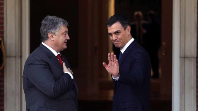 Pedro Sánchez recibe al mandatario ucraniano Petro Poroshenko en su primer acto como presidente del Gobierno.
