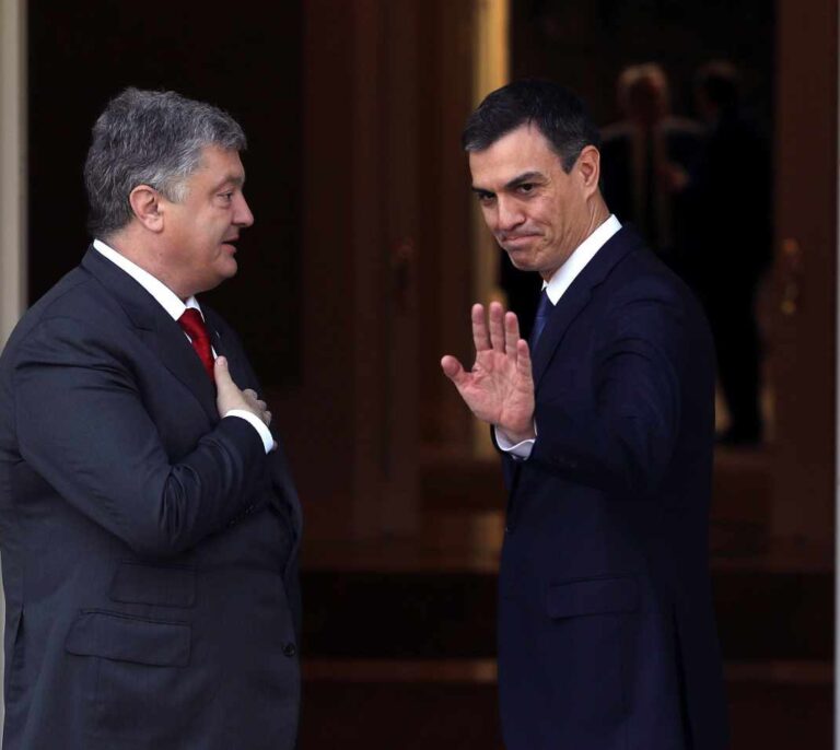 Pedro Sánchez recibe al presidente de Ucrania en su primer acto al frente del Gobierno