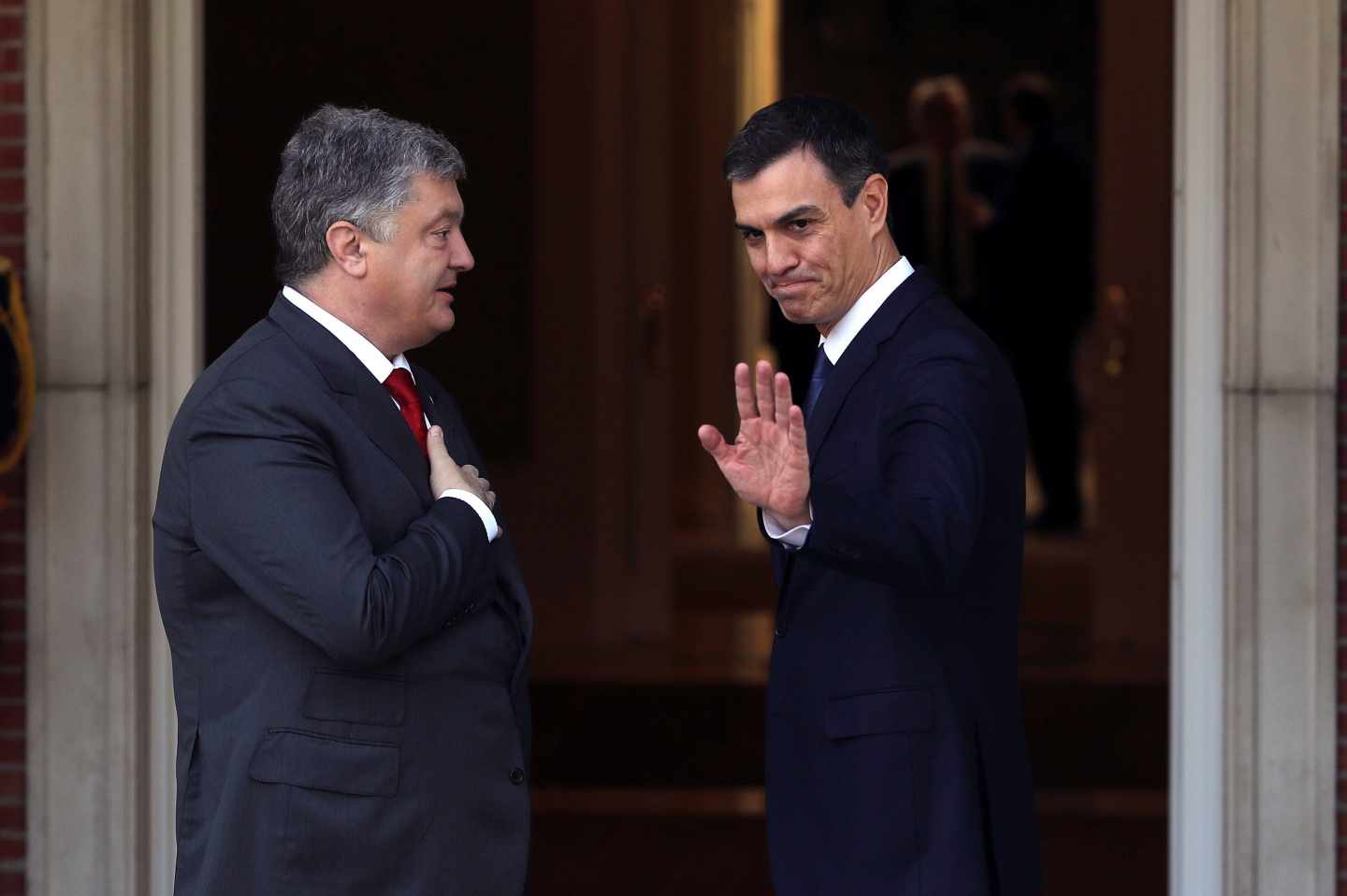 Pedro Sánchez recibe al mandatario ucraniano Petro Poroshenko en su primer acto como presidente del Gobierno.
