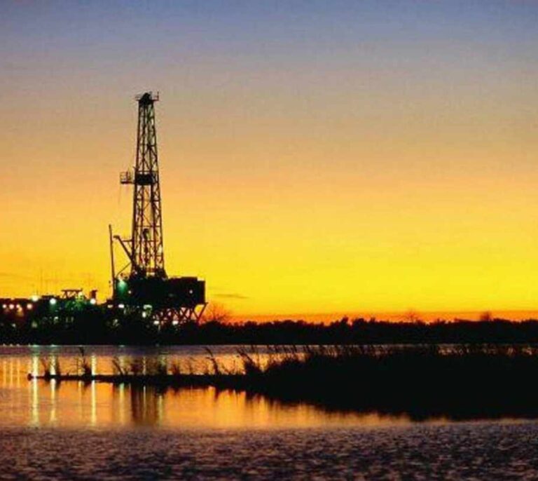 Trump dispara al petróleo un 30% tras anunciar que habrá recorte de producción