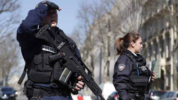 Policías franceses en París.