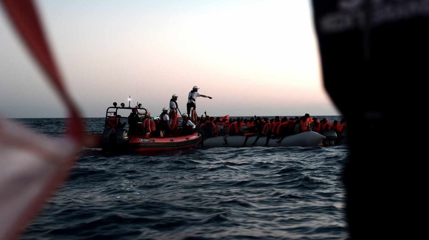 Rescate de uno de los grupos de inmigrantes que permanecen a bordo del Aquarius, en el mediterráneo.