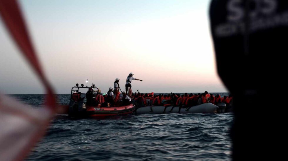Rescate de uno de los grupos de inmigrantes que permanecen a bordo del Aquarius, en el mediterráneo.