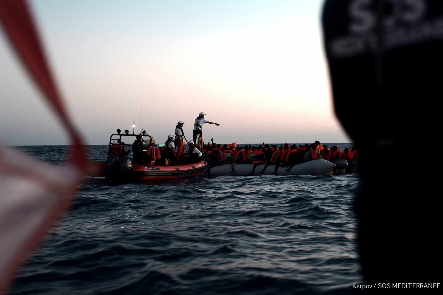 Rescate de uno de los grupos de inmigrantes que permanecen a bordo del Aquarius, en el mediterráneo.