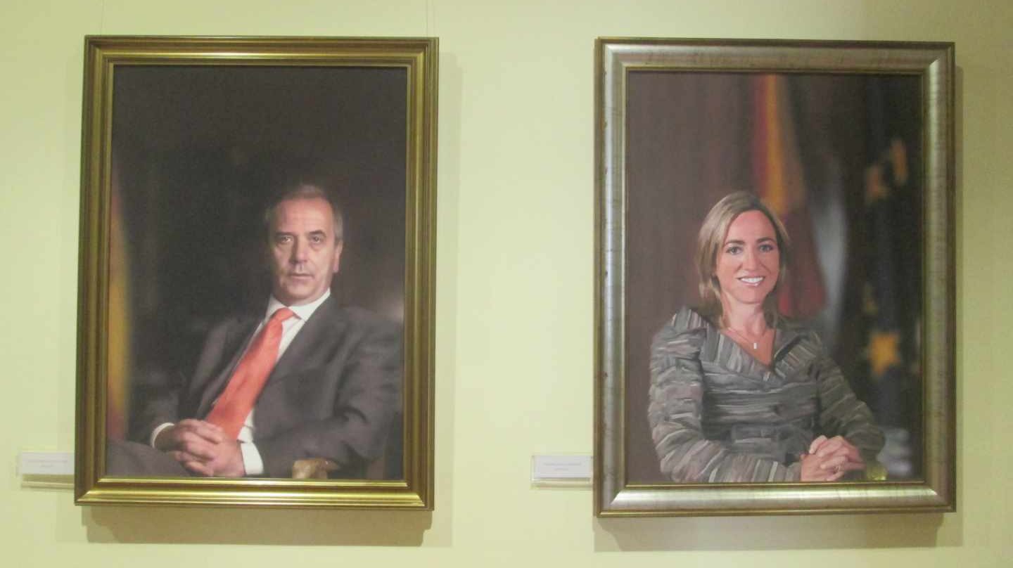 José Antonio Alonso y Carme Chacón, ya fallecidos, en la galería de retratos de ministros de Defensa.