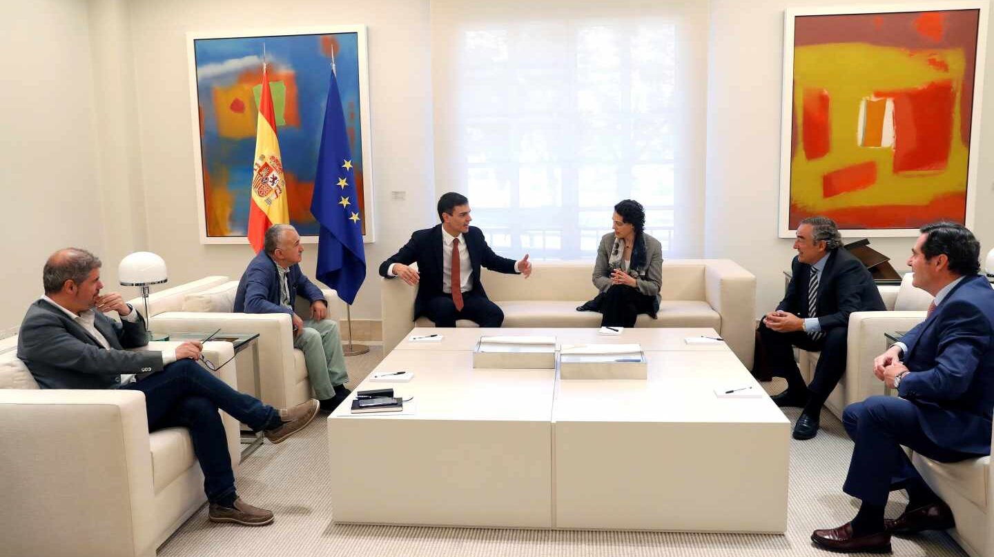Pedro Sánchez, acompañado por la ministra de Trabajo, Magdalena Valerio, recibe a los sindicatos en Moncloa.