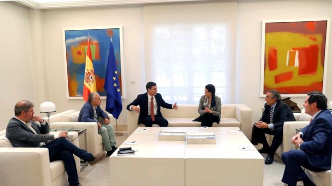 Pedro Sánchez, acompañado por la ministra de Trabajo, Magdalena Valerio, recibe a los sindicatos en Moncloa.