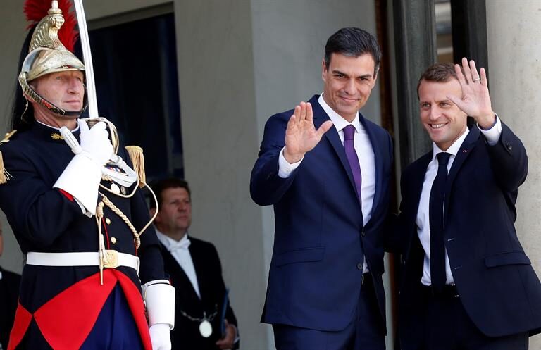 Sánchez inicia con Macron su gira europea en busca de un pacto en política migratoria