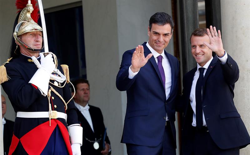 Sánchez inicia con Macron su gira europea en busca de un pacto en política migratoria