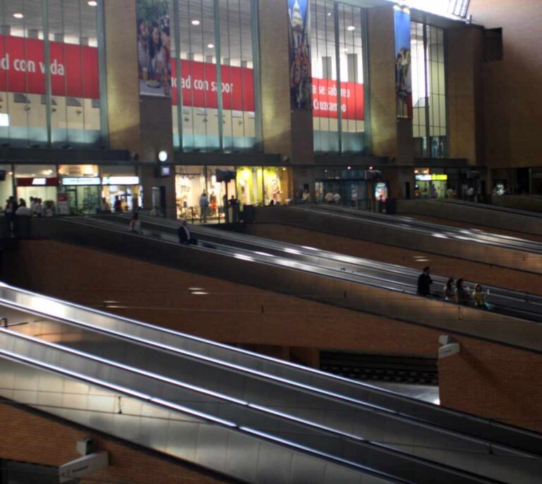 Atasco en la estación de Santa Justa de Sevilla: un fallo en la red eléctrica provoca largos retrasos en los trenes
