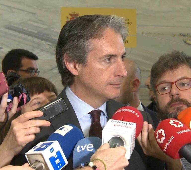 El ex ministro De la Serna apoya a Soraya Sáenz de Santamaría: "El PP no es Génova"