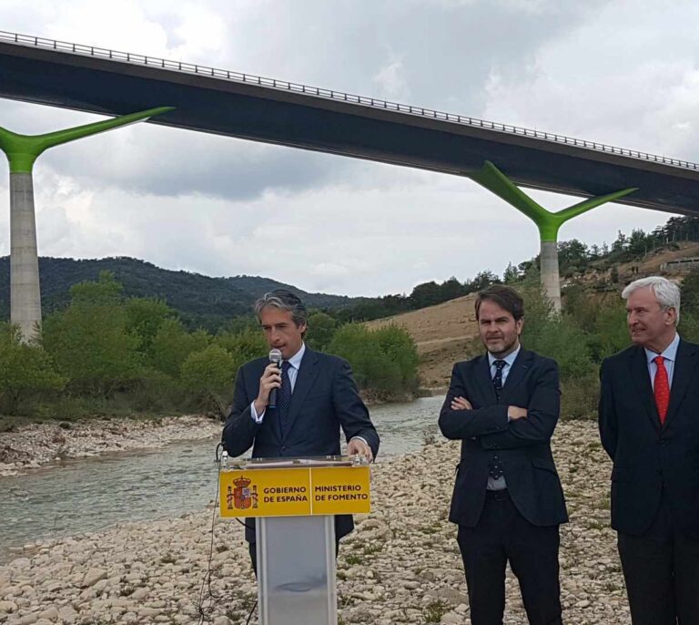 La herencia de Fomento: seis AVE pendientes y rescate de autopistas