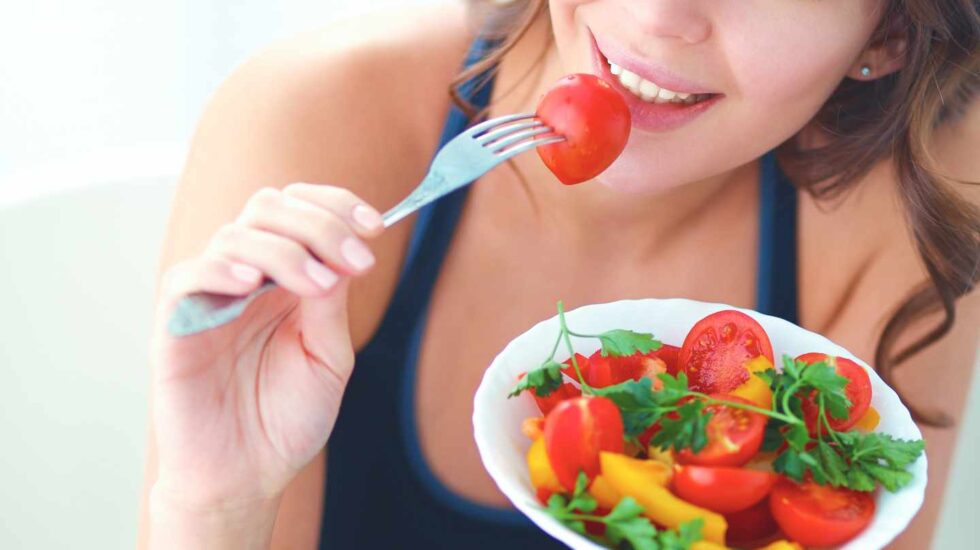 Diez consejos para comer sano en la oficina en verano.