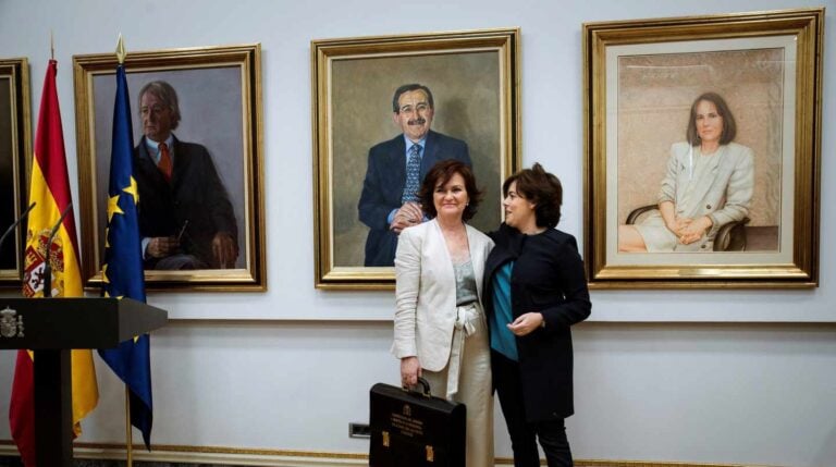 La vicepresidenta del Gobierno, ministra de la Presidencia, Relaciones con las Cortes e Igualdad, Carmen Calvo, junto a su antecesora Soraya Sáenz de Santamaría.