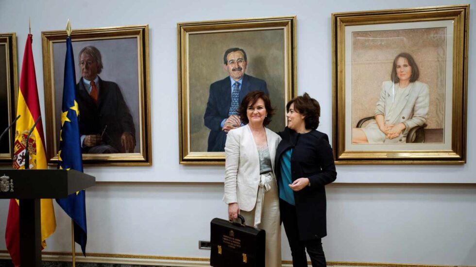 La vicepresidenta del Gobierno, ministra de la Presidencia, Relaciones con las Cortes e Igualdad, Carmen Calvo, junto a su antecesora Soraya Sáenz de Santamaría.