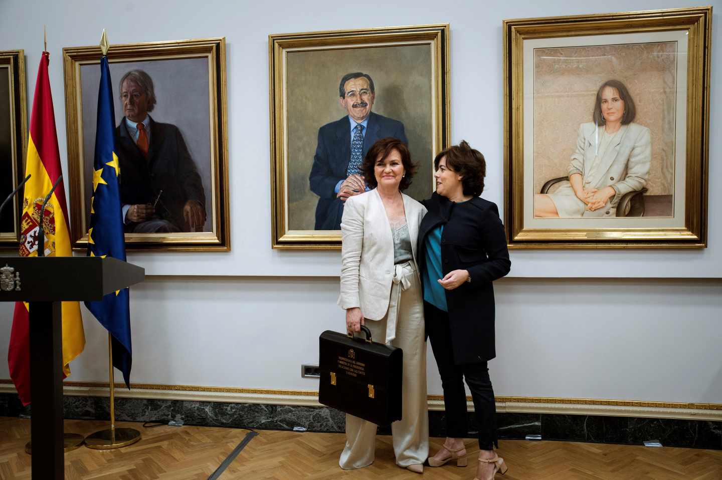 La vicepresidenta del Gobierno, ministra de la Presidencia, Relaciones con las Cortes e Igualdad, Carmen Calvo, junto a su antecesora Soraya Sáenz de Santamaría.