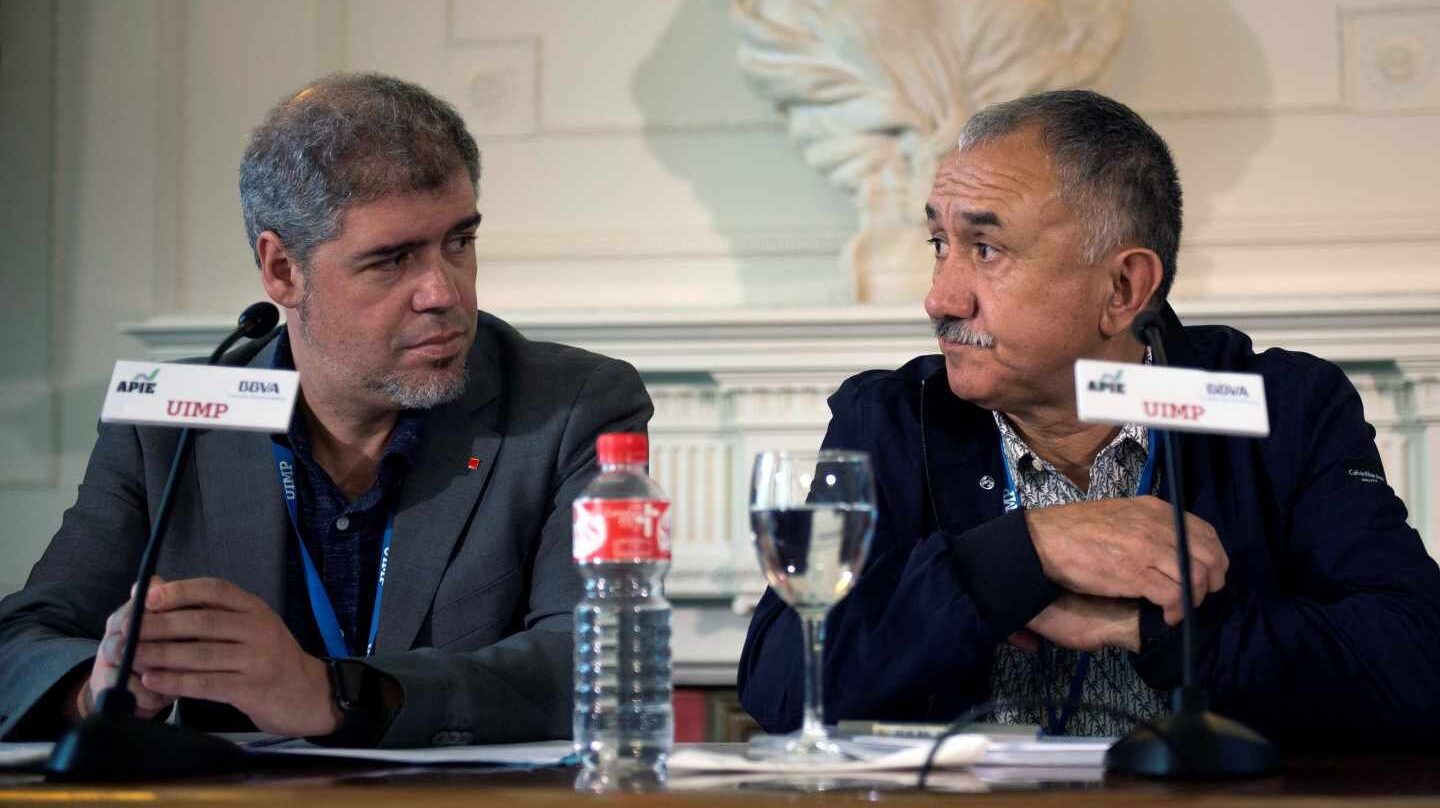 El secretario general de CCOO, Unai Sordo (i), junto al secretario general de UGT, Pepe Álvarez (d), durante su participación en el curso "La economía ante el blockchain. Lo que está por venir", que ha comenzado hoy dentro de la programación de la Universidad Internacional Menéndez Pelayo (UIMP), en Santander.