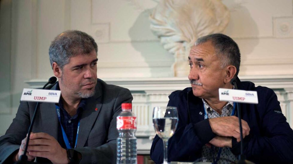 El secretario general de CCOO, Unai Sordo (i), junto al secretario general de UGT, Pepe Álvarez (d), durante su participación en el curso "La economía ante el blockchain. Lo que está por venir", que ha comenzado hoy dentro de la programación de la Universidad Internacional Menéndez Pelayo (UIMP), en Santander.