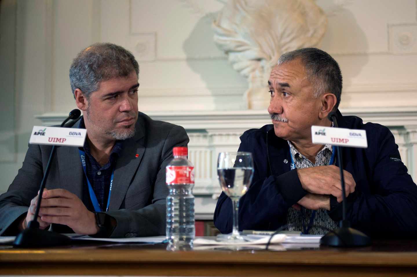 El secretario general de CCOO, Unai Sordo (i), junto al secretario general de UGT, Pepe Álvarez (d), durante su participación en el curso "La economía ante el blockchain. Lo que está por venir", que ha comenzado hoy dentro de la programación de la Universidad Internacional Menéndez Pelayo (UIMP), en Santander.