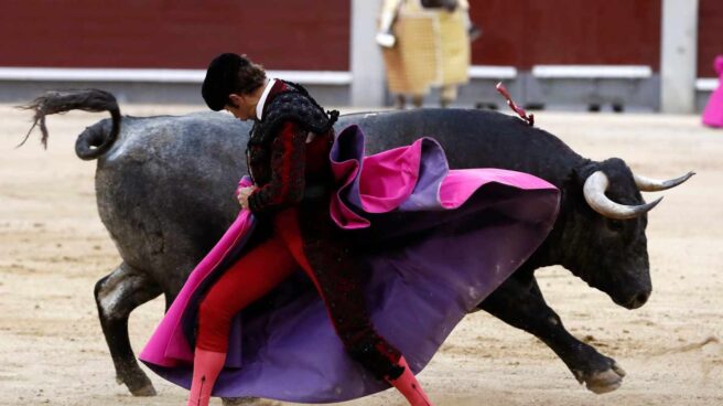 El diestro Fernando Robleño durante una corrida de San Isidro.