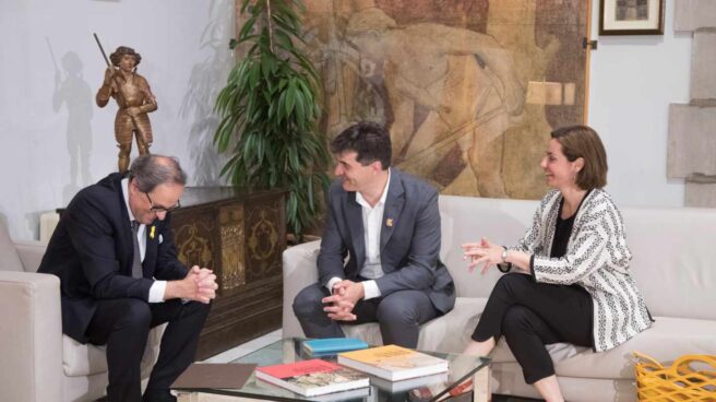 El presidente de la Generalitat, Quim Torra (i), conversa con el presidente del grupo parlamentario de ERC, Sergi Sabrià (c), y la portavoz, Anna Caula (d).