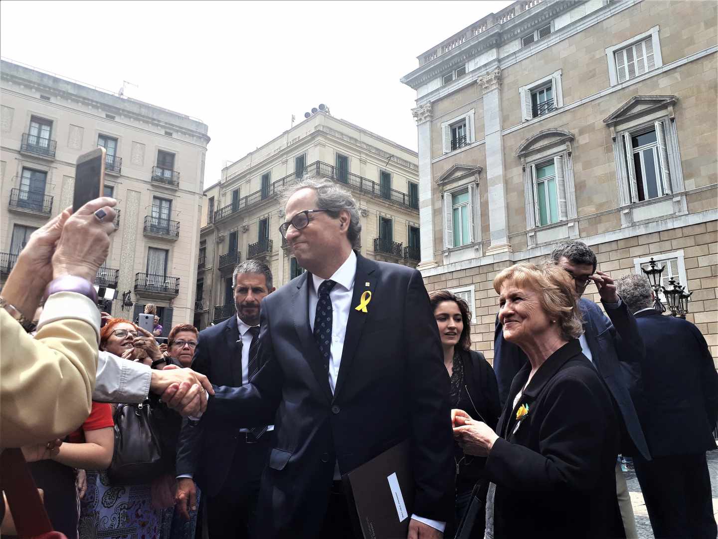 Torra saluda a los concentrados en Sant Jaume tras su investidura como President.