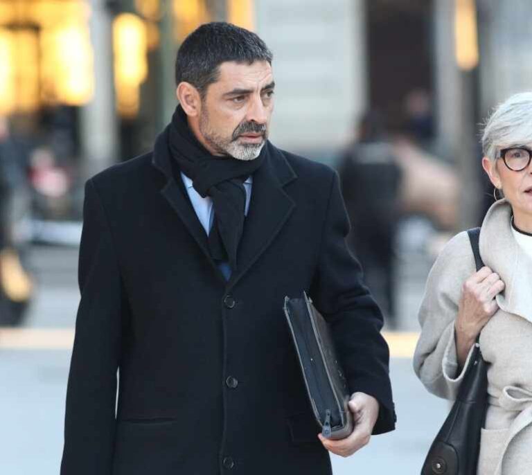 Mossos piden a la Generalitat que confirme si paga al abogado privado de Trapero