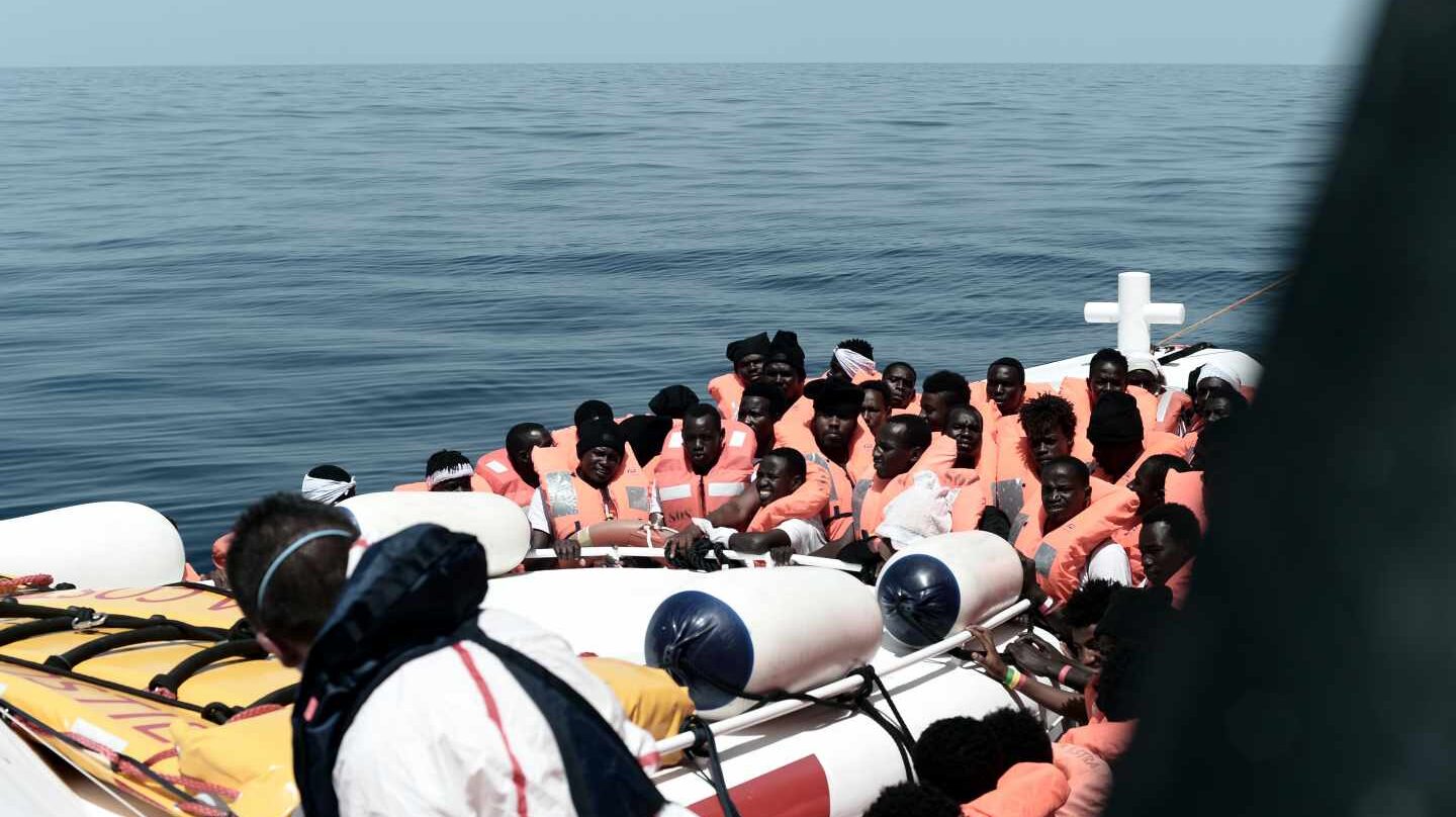 Migrantes a bordo del barco Aquarius, durante su traslado a los barcos de la marina italiana que ayudarán en su traslado hasta el puerto de Valencia.
