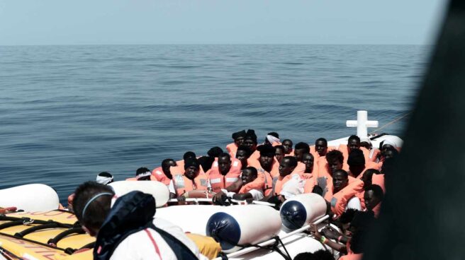 Migrantes a bordo del barco Aquarius, durante su traslado a los barcos de la marina italiana que ayudarán en su traslado hasta el puerto de Valencia.