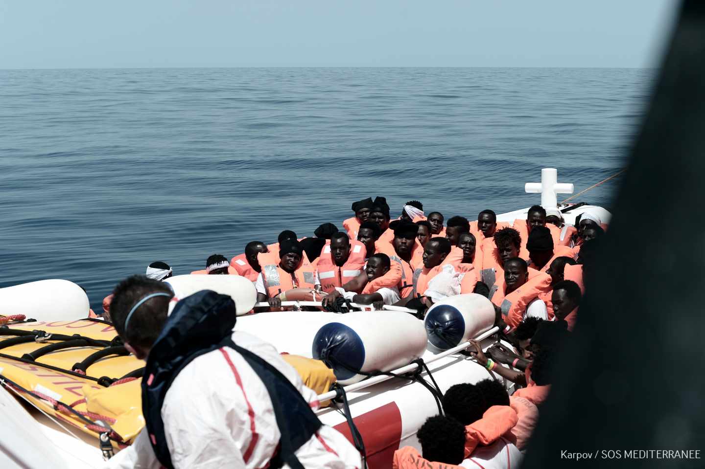 Migrantes a bordo del barco Aquarius, durante su traslado a los barcos de la marina italiana que ayudarán en su traslado hasta el puerto de Valencia.