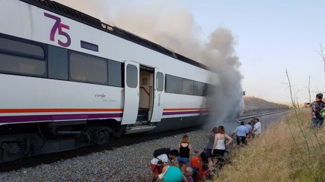 Pasajeros evacuados del tren que ardió en junio de 2018 cerca de Torrijos (Toledo), camino de Extremadura.