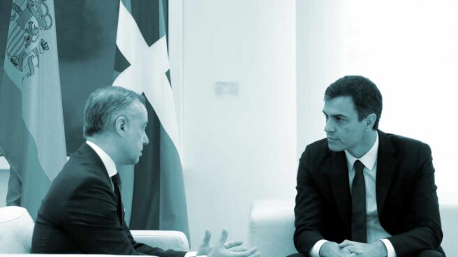 urkullu sánchez El presidente del Gobierno, Pedro Sánchez (d), durante la reunión mantenida hoy en Moncloa con el lehendakari, Íñigo Urkullu, con quien ha iniciado su ronda de entrevistas con los presidentes autonómicos.