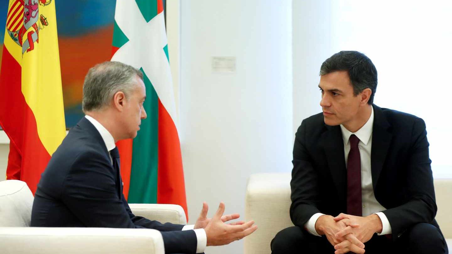 El presidente del Gobierno, Pedro Sánchez (d), durante la reunión mantenida hoy en Moncloa con el lehendakari, Íñigo Urkullu, con quien ha iniciado su ronda de entrevistas con los presidentes autonómicos.