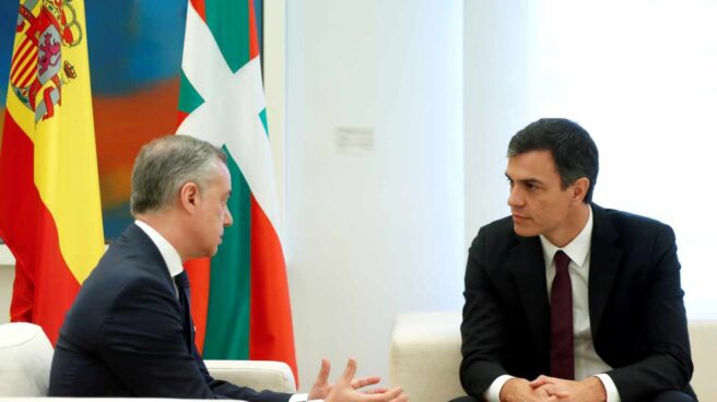 urkullu sánchez El presidente del Gobierno, Pedro Sánchez (d), durante la reunión mantenida hoy en Moncloa con el lehendakari, Íñigo Urkullu, con quien ha iniciado su ronda de entrevistas con los presidentes autonómicos.