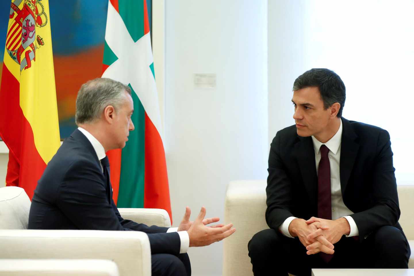 El presidente del Gobierno, Pedro Sánchez (d), durante la reunión mantenida hoy en Moncloa con el lehendakari, Íñigo Urkullu, con quien ha iniciado su ronda de entrevistas con los presidentes autonómicos.