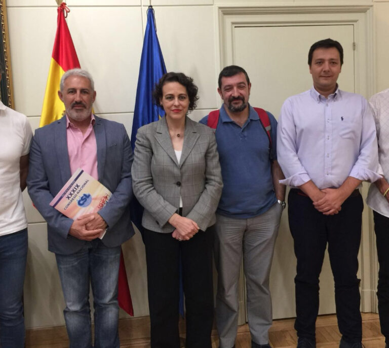 La ministra Valerio agilizará la jubilación anticipada de los policías locales tras recibirles