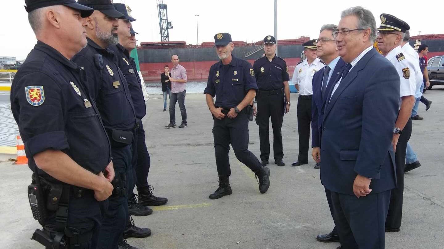 Juan Ignacio Zoido saluda a policías nacionales desplazados a Cataluña con motivo del 1-O.