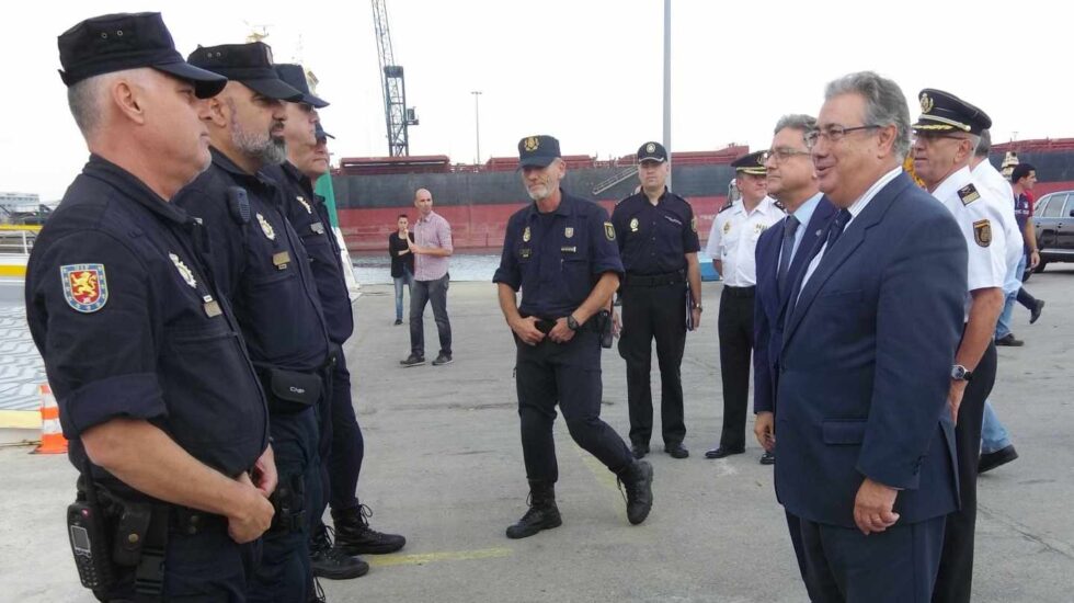 Juan Ignacio Zoido saluda a policías nacionales desplazados a Cataluña con motivo del 1-O.