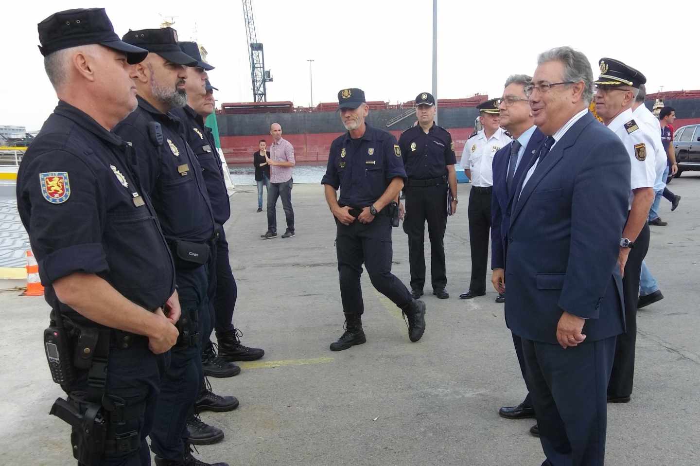 Juan Ignacio Zoido saluda a policías nacionales desplazados a Cataluña con motivo del 1-O.