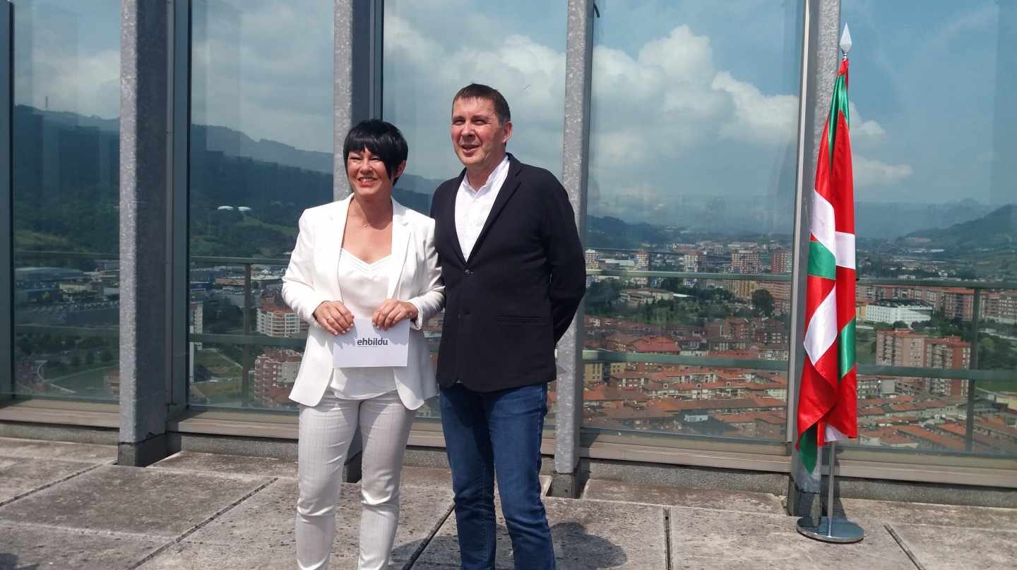 Maddalen Iriarte y Arnaldo Otegi durante su comparecencia desde la terraza del Bilbao Exhibition Centre (BEC)