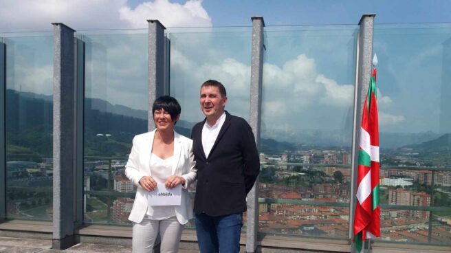 20180711_120745 Maddalen Iriarte y Arnaldo Otegi durante su comparecencia desde la terraza del Bilbao Exhibition Centre (BEC)