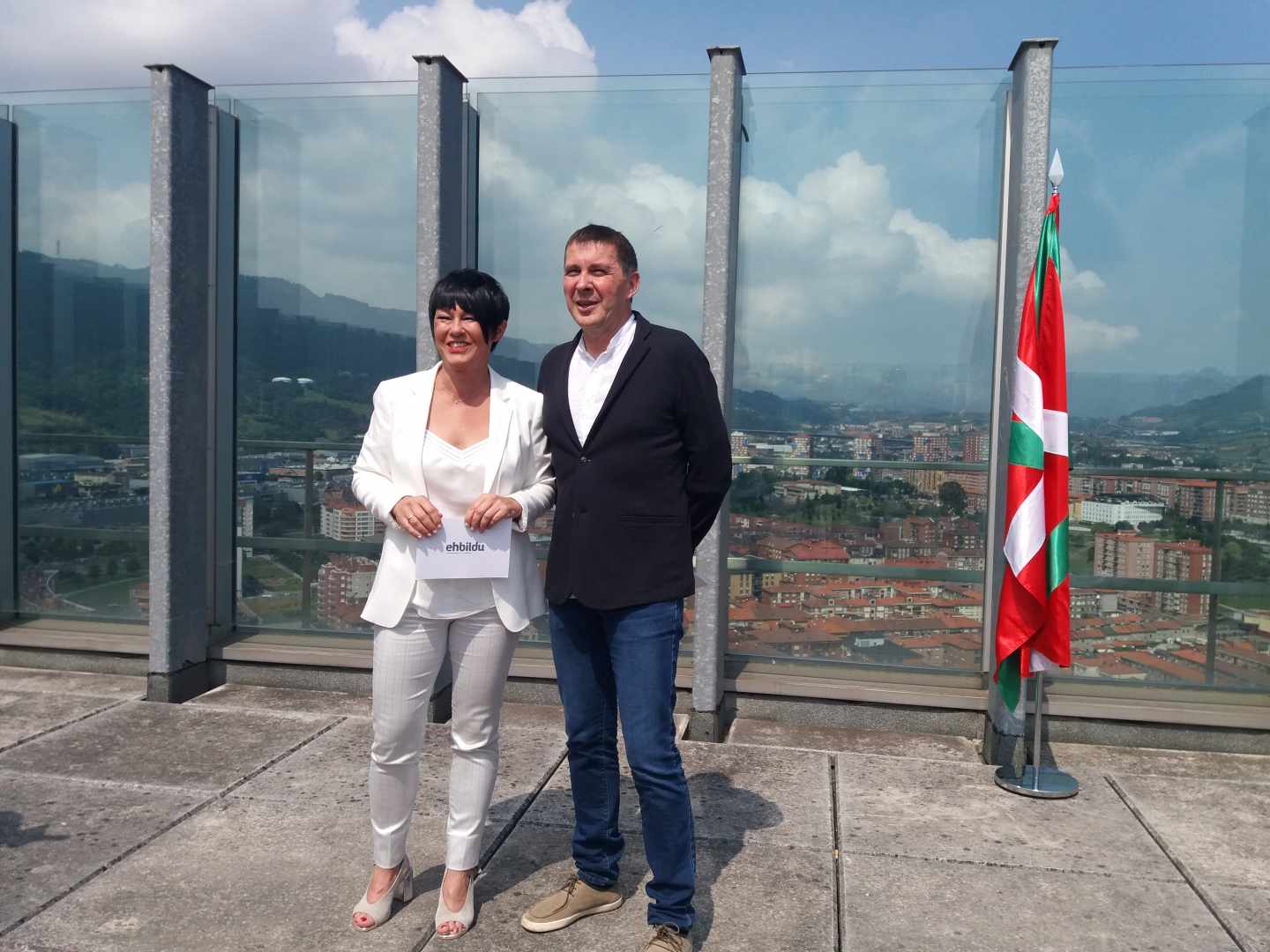 Maddalen Iriarte y Arnaldo Otegi durante su comparecencia desde la terraza del Bilbao Exhibition Centre (BEC)