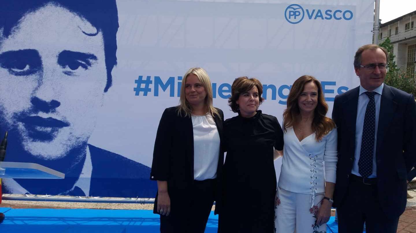 Mari Mar Blanco, Soraya Sáenz de Santamaría, Teresa Jiménez Becerril y Alfonso Alonso, hoy en Ermua.